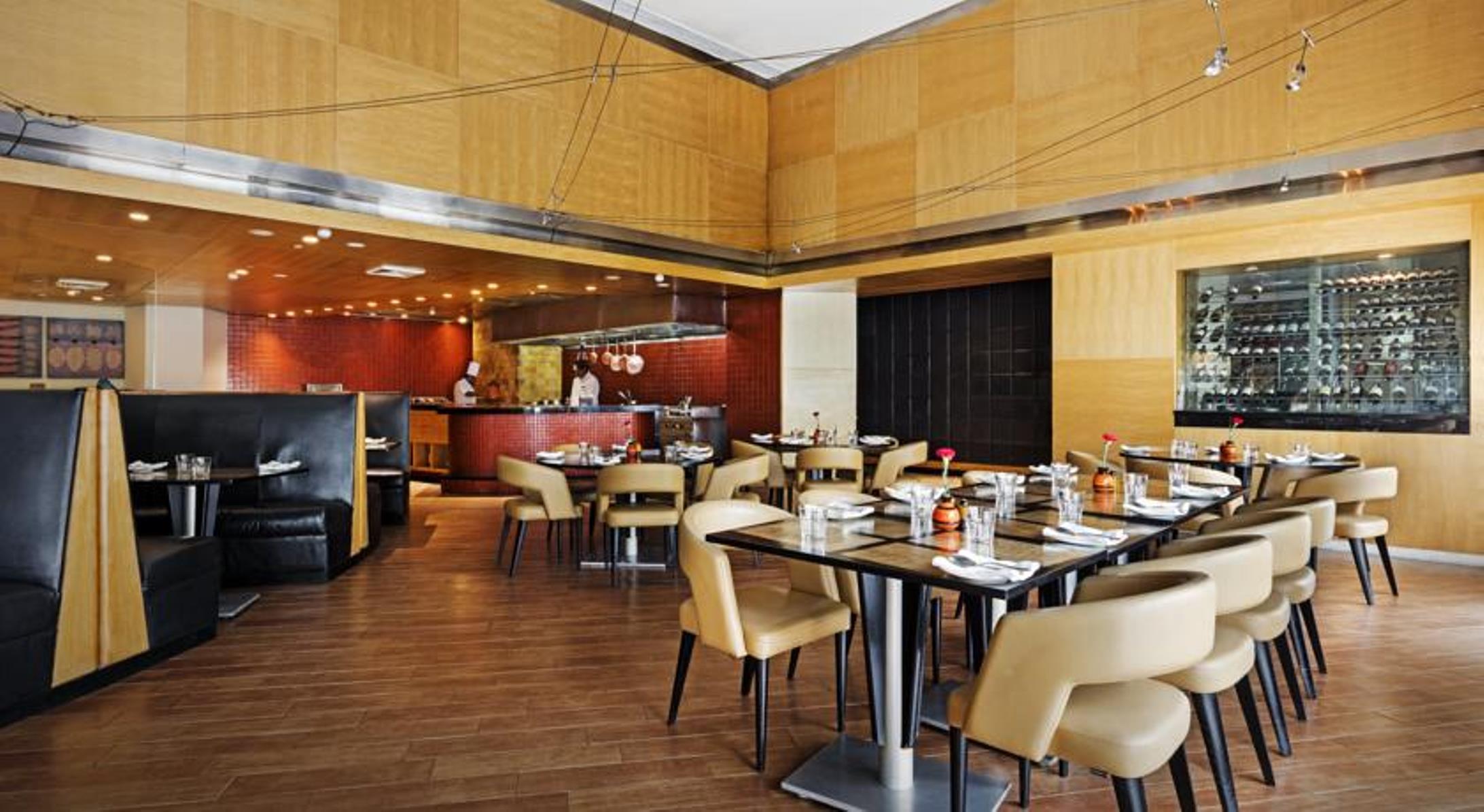 Hotel The Park Čennai Exteriér fotografie The interior of the restaurant